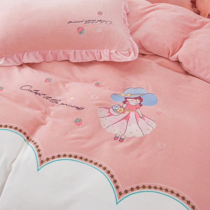 91家纺网 家纺一手货源 找家纺 优姿家纺 牛奶绒贴边绣花荷叶花边保暖四件 花仙子-白