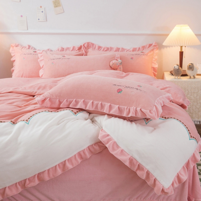 91家纺网 家纺一手货源 找家纺 优姿家纺 牛奶绒贴边绣花荷叶花边保暖四件 花仙子-白