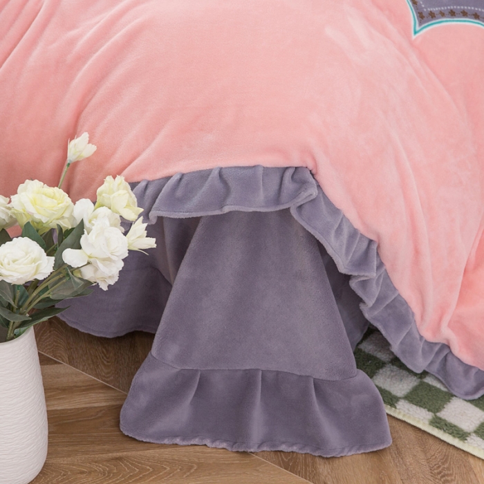 91家纺网 家纺一手货源 找家纺 优姿家纺 牛奶绒贴边绣花荷叶花边保暖四件 花仙子-灰