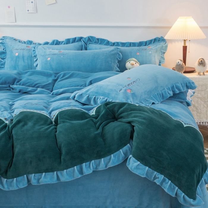 91家纺网 家纺一手货源 找家纺 优姿家纺 牛奶绒贴边绣花荷叶花边保暖四件 花仙子-蓝