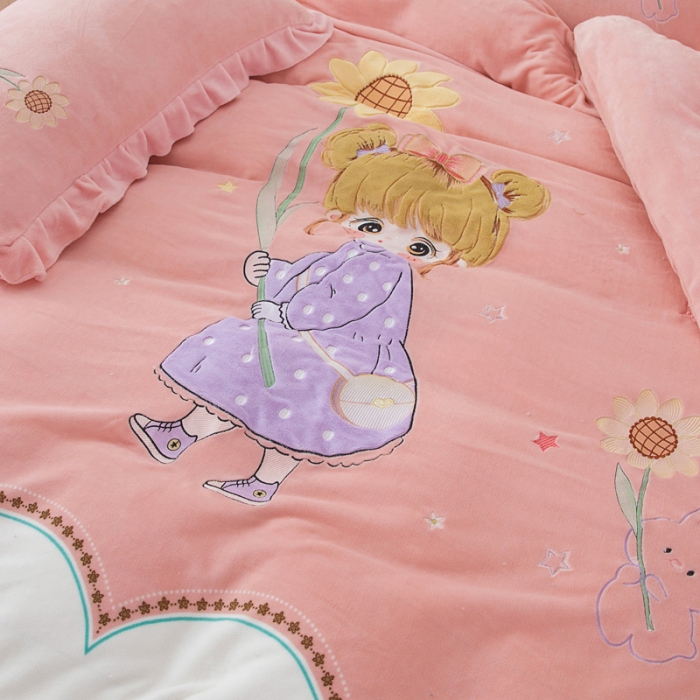 91家纺网 家纺一手货源 找家纺 优姿家纺 牛奶绒贴边绣花荷叶花边保暖四件 守护甜心-白