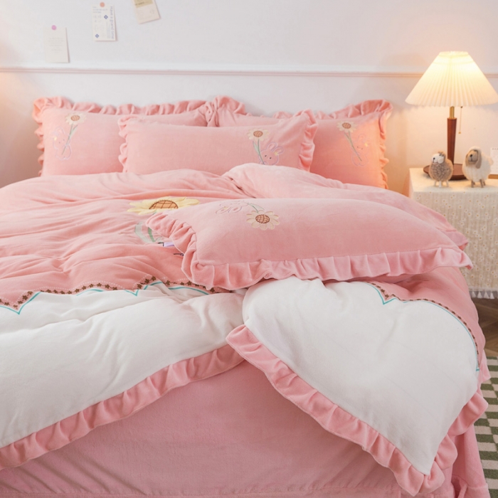 91家纺网 家纺一手货源 找家纺 优姿家纺 牛奶绒贴边绣花荷叶花边保暖四件 守护甜心-白