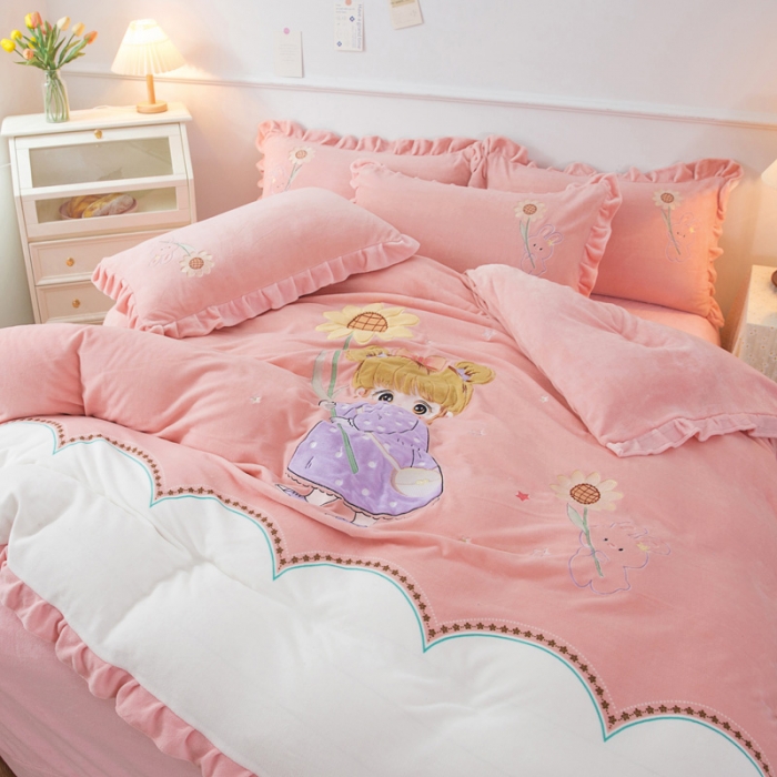 91家纺网 家纺一手货源 找家纺 优姿家纺 牛奶绒贴边绣花荷叶花边保暖四件 守护甜心-白