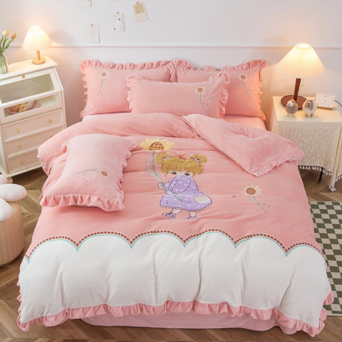 91家纺网 家纺一手货源 找家纺 优姿家纺 牛奶绒贴边绣花荷叶花边保暖四件 守护甜心-白