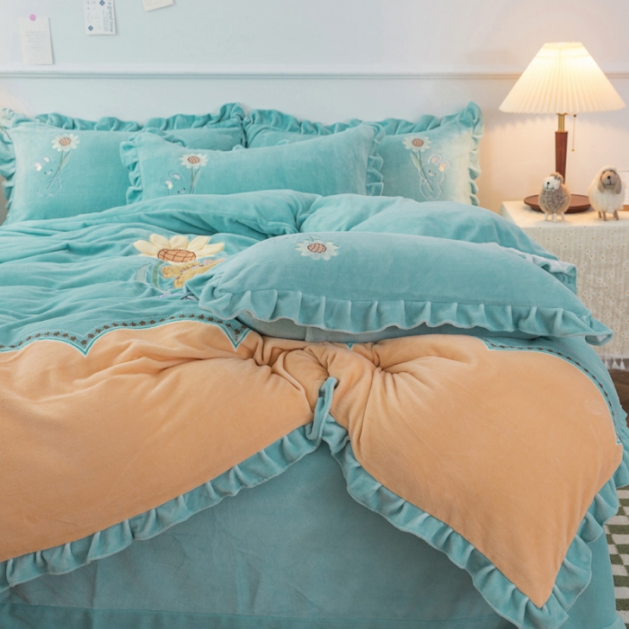 91家纺网 家纺一手货源 找家纺 优姿家纺 牛奶绒贴边绣花荷叶花边保暖四件 守护甜心-黄