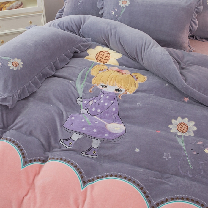 91家纺网 家纺一手货源 找家纺 优姿家纺 牛奶绒贴边绣花荷叶花边保暖四件 守护甜心-灰