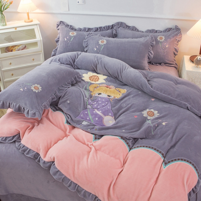 91家纺网 家纺一手货源 找家纺 优姿家纺 牛奶绒贴边绣花荷叶花边保暖四件 守护甜心-灰