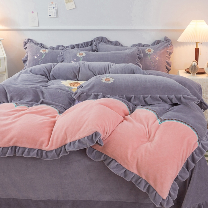 91家纺网 家纺一手货源 找家纺 优姿家纺 牛奶绒贴边绣花荷叶花边保暖四件 守护甜心-灰