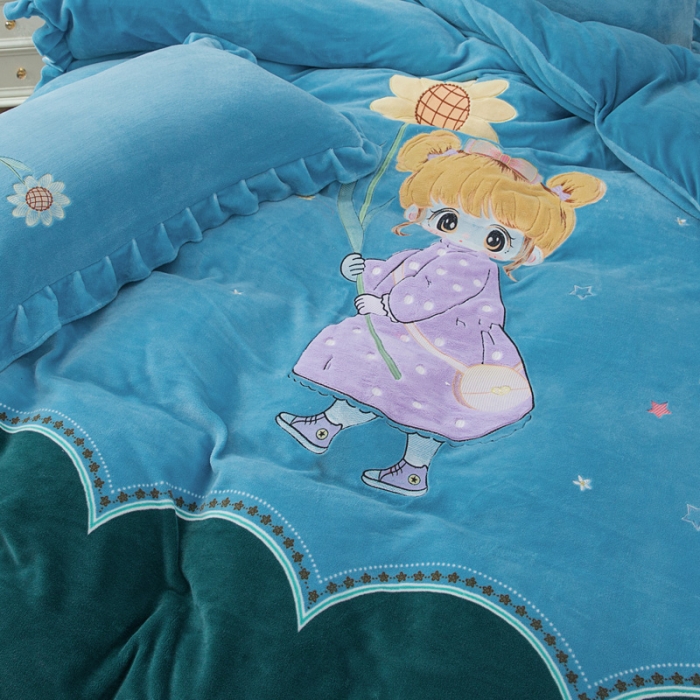 91家纺网 家纺一手货源 找家纺 优姿家纺 牛奶绒贴边绣花荷叶花边保暖四件 守护甜心-蓝