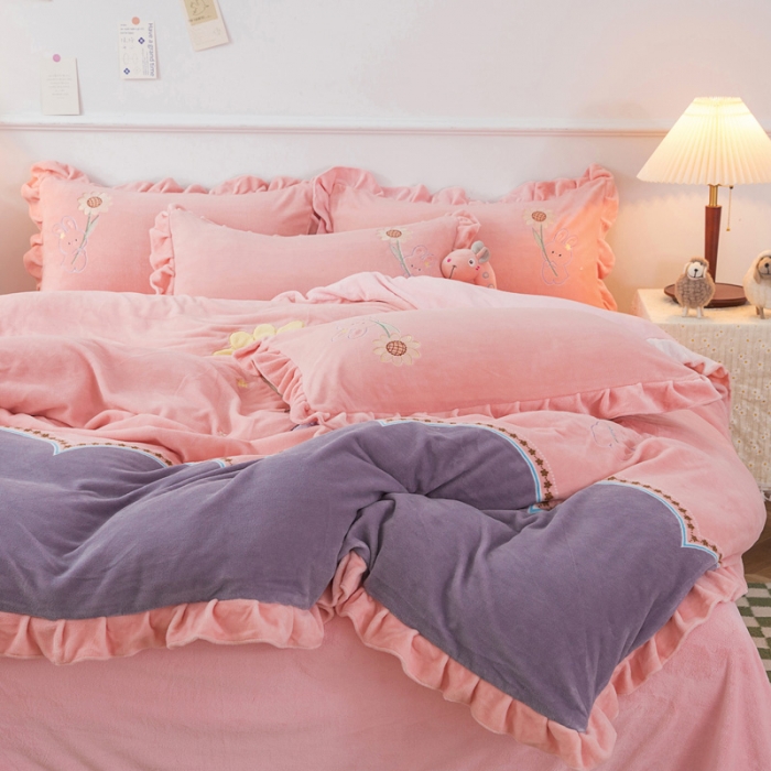 91家纺网 家纺一手货源 找家纺 优姿家纺 牛奶绒贴边绣花荷叶花边保暖四件 守护甜心-玉