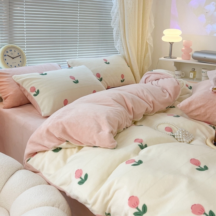 91家纺网 家纺一手货源 找家纺 昔可 2022新款牛奶绒四件套花朵系列 粉嫩小郁金