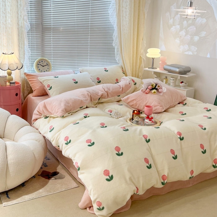 91家纺网 家纺一手货源 找家纺 昔可 2022新款牛奶绒四件套花朵系列 粉嫩小郁金