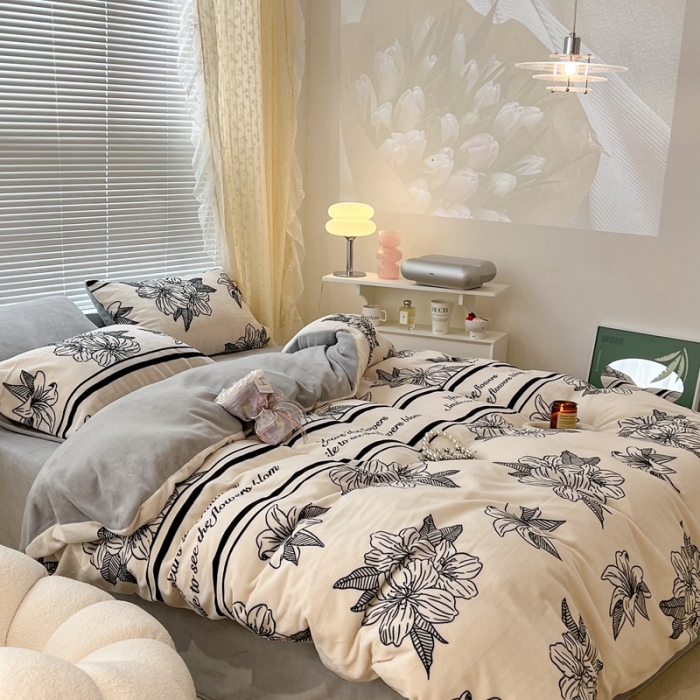 91家纺网 家纺一手货源 找家纺 昔可 2022新款牛奶绒四件套花朵系列 复古黑花