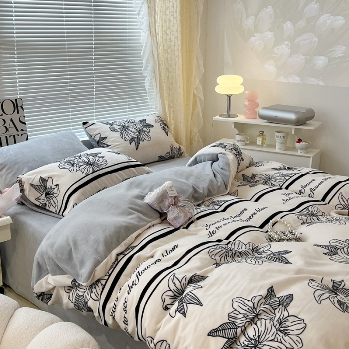 91家纺网 家纺一手货源 找家纺 昔可 2022新款牛奶绒四件套花朵系列 复古黑花