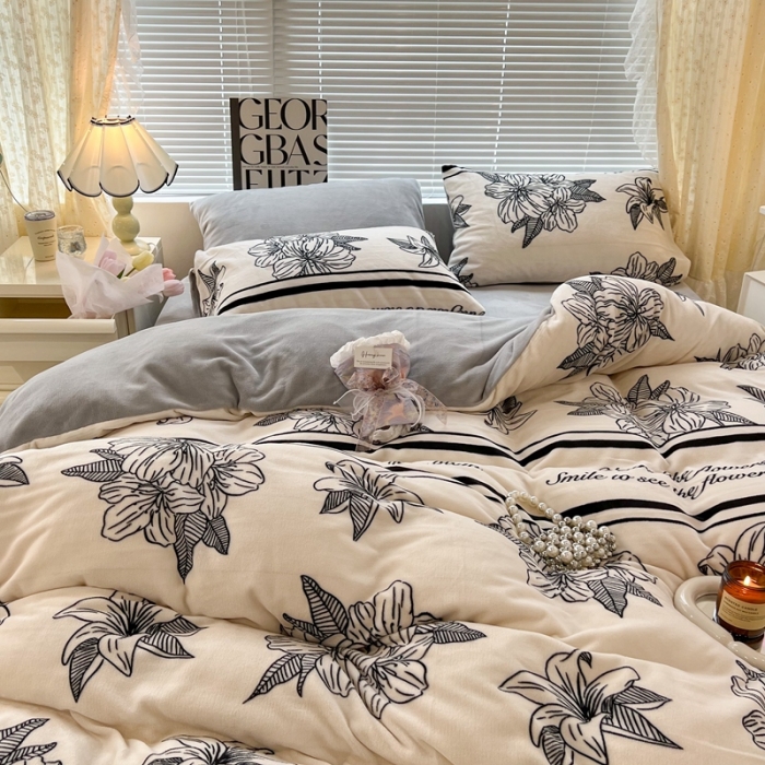 91家纺网 家纺一手货源 找家纺 昔可 2022新款牛奶绒四件套花朵系列 复古黑花