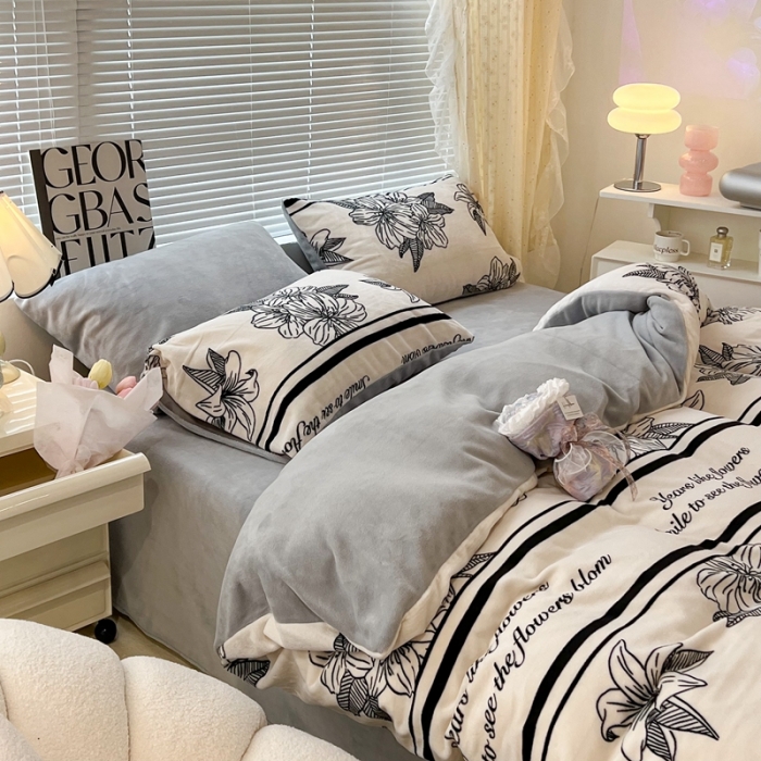 91家纺网 家纺一手货源 找家纺 昔可 2022新款牛奶绒四件套花朵系列 复古黑花