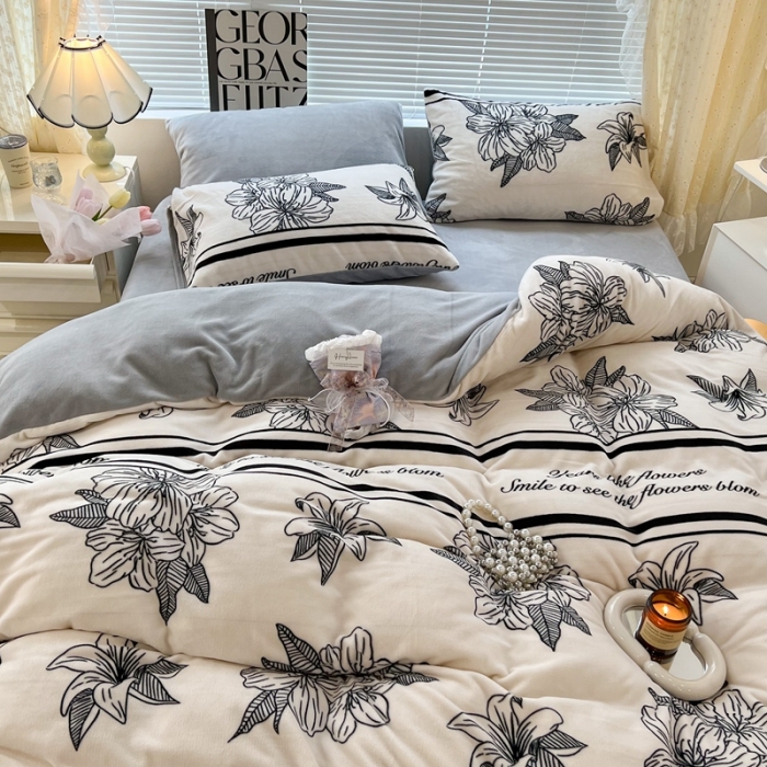 91家纺网 家纺一手货源 找家纺 昔可 2022新款牛奶绒四件套花朵系列 复古黑花