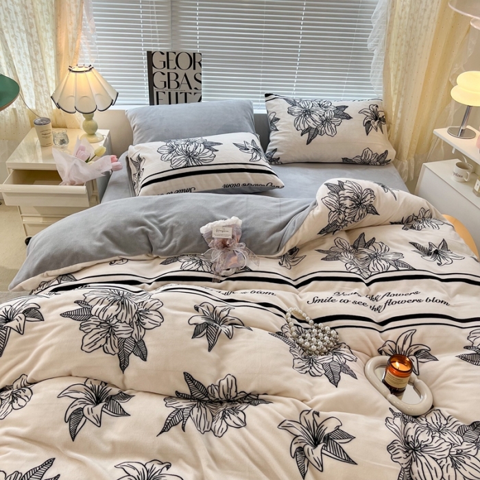 91家纺网 家纺一手货源 找家纺 昔可 2022新款牛奶绒四件套花朵系列 复古黑花