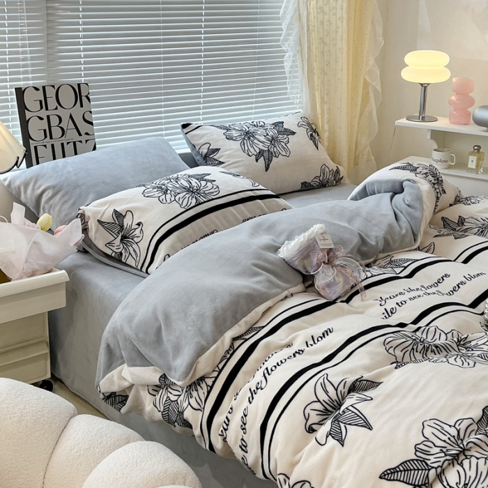 91家纺网 家纺一手货源 找家纺 昔可 2022新款牛奶绒四件套花朵系列 复古黑花