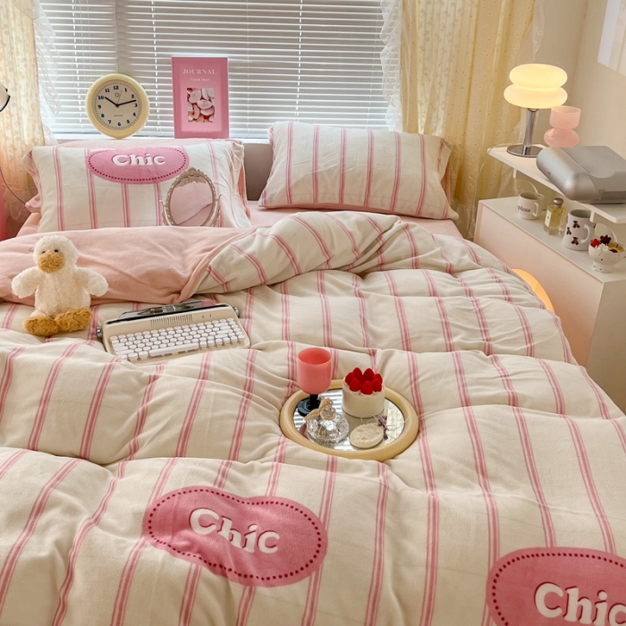 91家纺网 家纺一手货源 找家纺 昔可 2022新款牛奶绒简约系列四件套 chic条纹粉