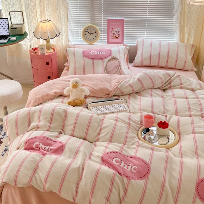 91家纺网 家纺一手货源 找家纺 昔可 2022新款牛奶绒简约系列四件套 chic条纹粉