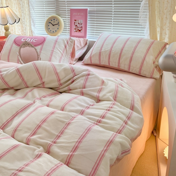 91家纺网 家纺一手货源 找家纺 昔可 2022新款牛奶绒简约系列四件套 chic条纹粉