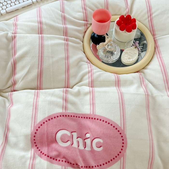 91家纺网 家纺一手货源 找家纺 昔可 2022新款牛奶绒简约系列四件套 chic条纹粉