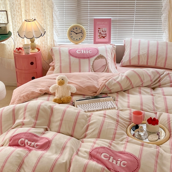 91家纺网 家纺一手货源 找家纺 昔可 2022新款牛奶绒简约系列四件套 chic条纹粉