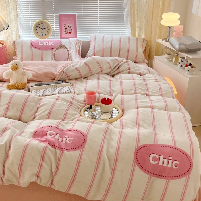 91家纺网 家纺一手货源 找家纺 昔可 2022新款牛奶绒简约系列四件套 chic条纹粉