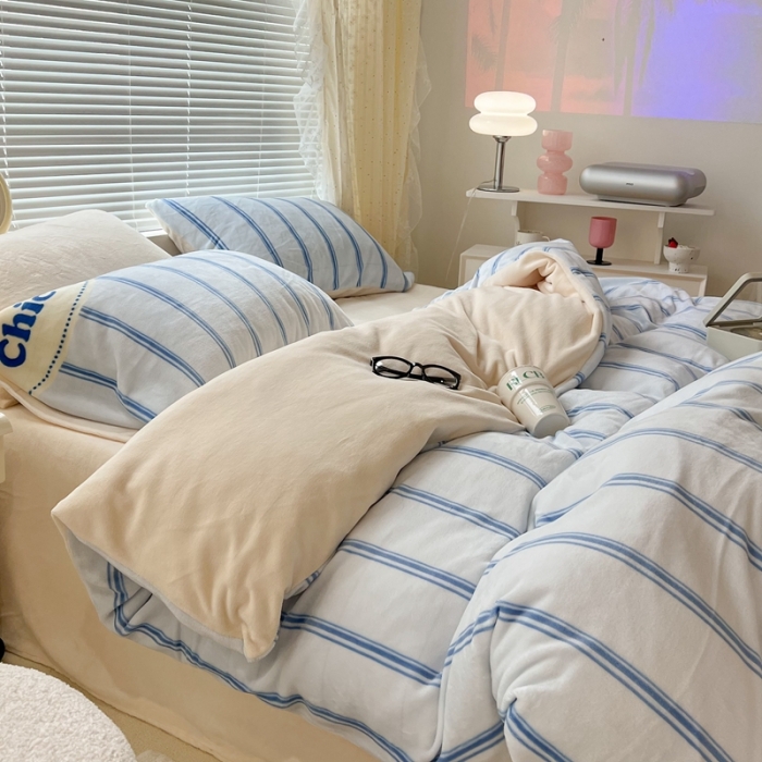 91家纺网 家纺一手货源 找家纺 昔可 2022新款牛奶绒简约系列四件套 chic条纹蓝