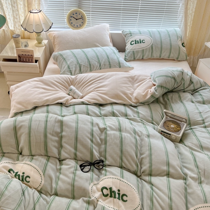 91家纺网 家纺一手货源 找家纺 昔可 2022新款牛奶绒简约系列四件套 chic条纹绿