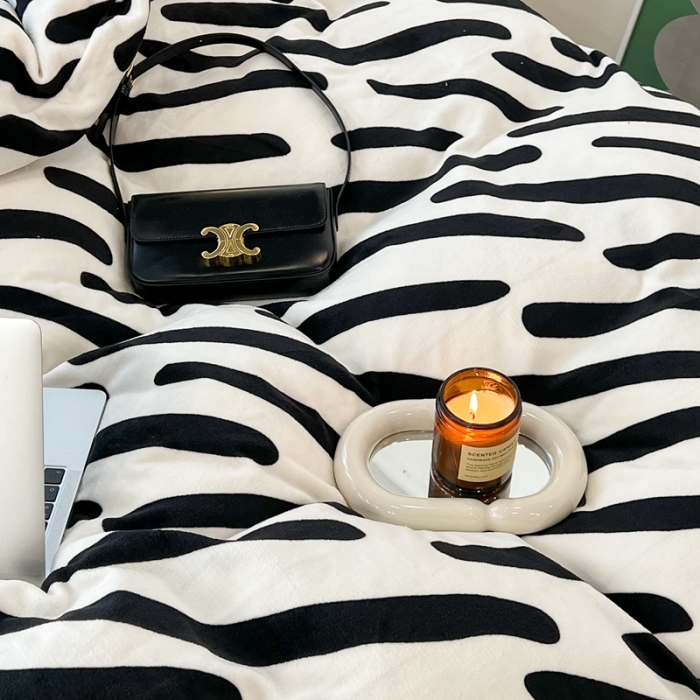 91家纺网 家纺一手货源 找家纺 昔可 2022新款牛奶绒简约系列四件套 斑马条纹