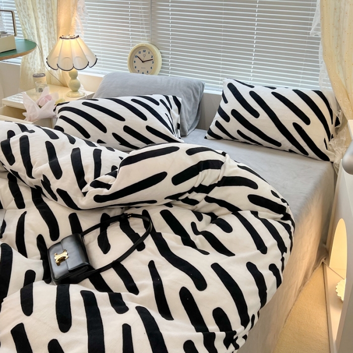91家纺网 家纺一手货源 找家纺 昔可 2022新款牛奶绒简约系列四件套 斑马条纹