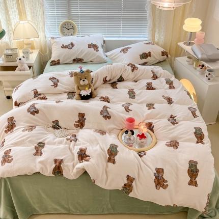 91家纺网 家纺一手货源 找家纺 昔可 2022新款牛奶绒卡通系列四件套 巴塞罗熊仔