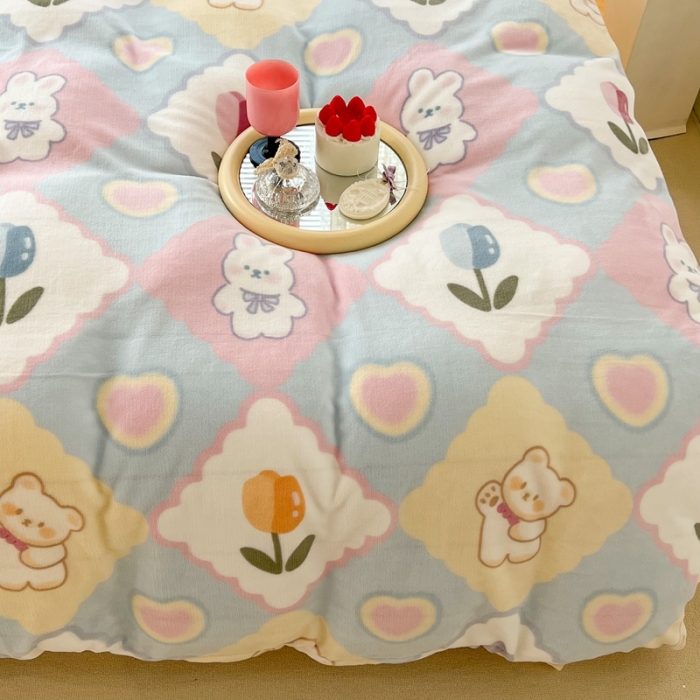 91家纺网 家纺一手货源 找家纺 昔可 2022新款牛奶绒卡通系列四件套 爱心菱格兔