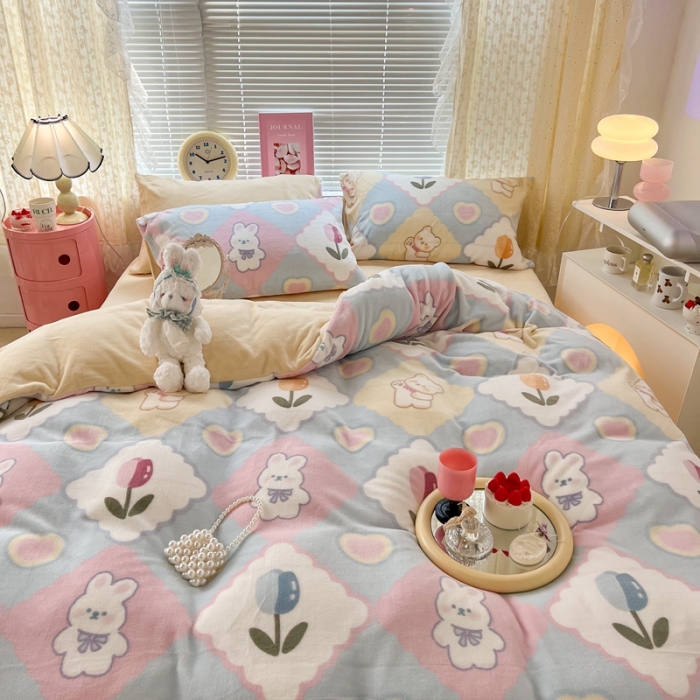 91家纺网 家纺一手货源 找家纺 昔可 2022新款牛奶绒卡通系列四件套 爱心菱格兔