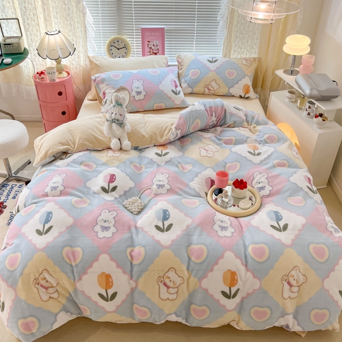 91家纺网 家纺一手货源 找家纺 昔可 2022新款牛奶绒卡通系列四件套 爱心菱格兔