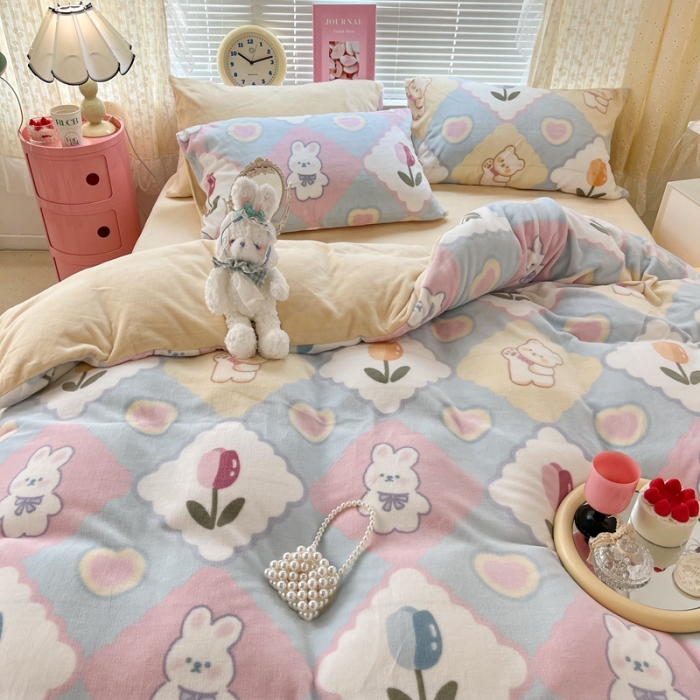 91家纺网 家纺一手货源 找家纺 昔可 2022新款牛奶绒卡通系列四件套 爱心菱格兔