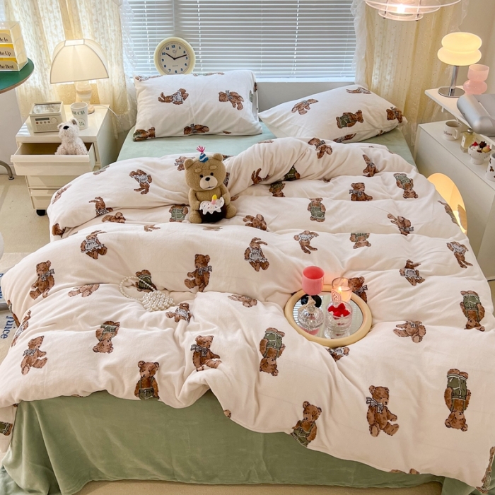 91家纺网 家纺一手货源 找家纺 昔可 2022新款牛奶绒卡通系列四件套 巴塞罗熊仔