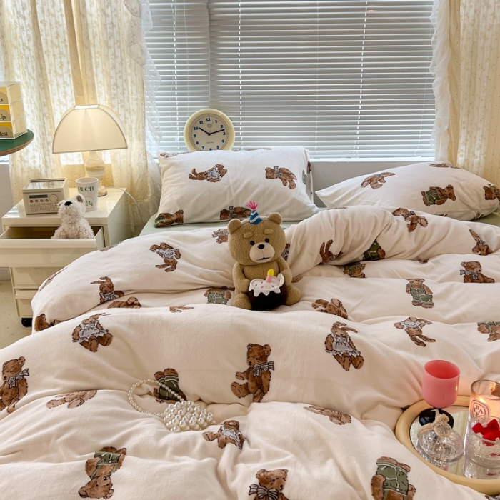 91家纺网 家纺一手货源 找家纺 昔可 2022新款牛奶绒卡通系列四件套 巴塞罗熊仔