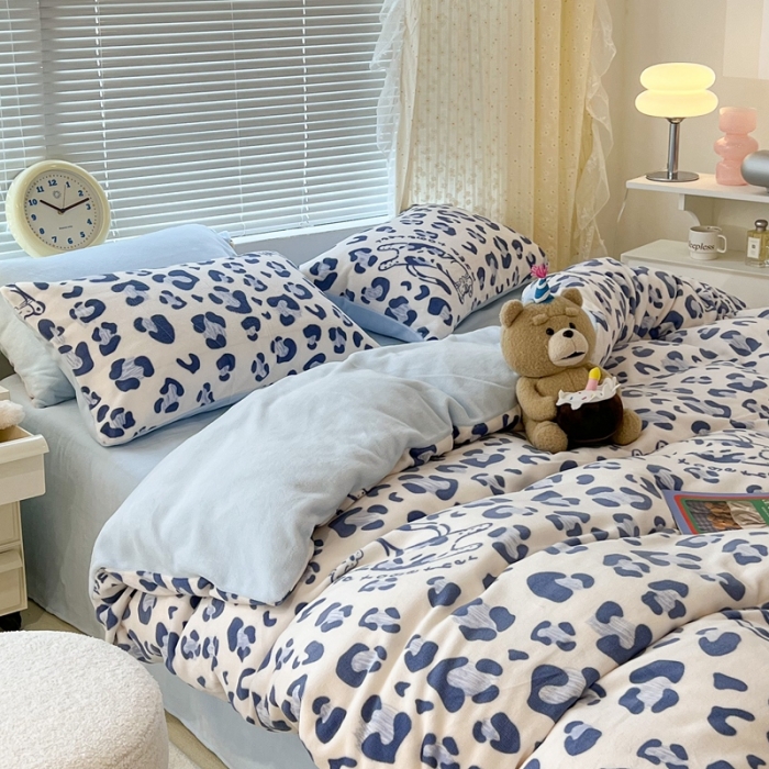 91家纺网 家纺一手货源 找家纺 昔可 2022新款牛奶绒卡通系列四件套 豹纹蓝猫