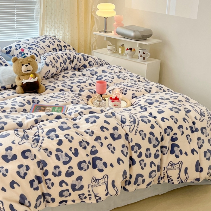 91家纺网 家纺一手货源 找家纺 昔可 2022新款牛奶绒卡通系列四件套 豹纹蓝猫