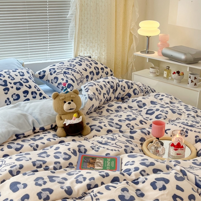 91家纺网 家纺一手货源 找家纺 昔可 2022新款牛奶绒卡通系列四件套 豹纹蓝猫