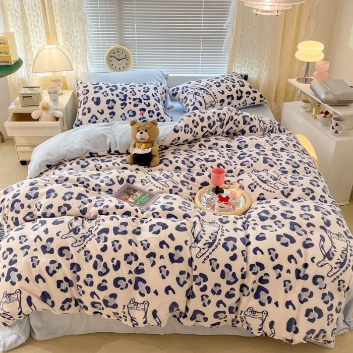 91家纺网 家纺一手货源 找家纺 昔可 2022新款牛奶绒卡通系列四件套 豹纹蓝猫