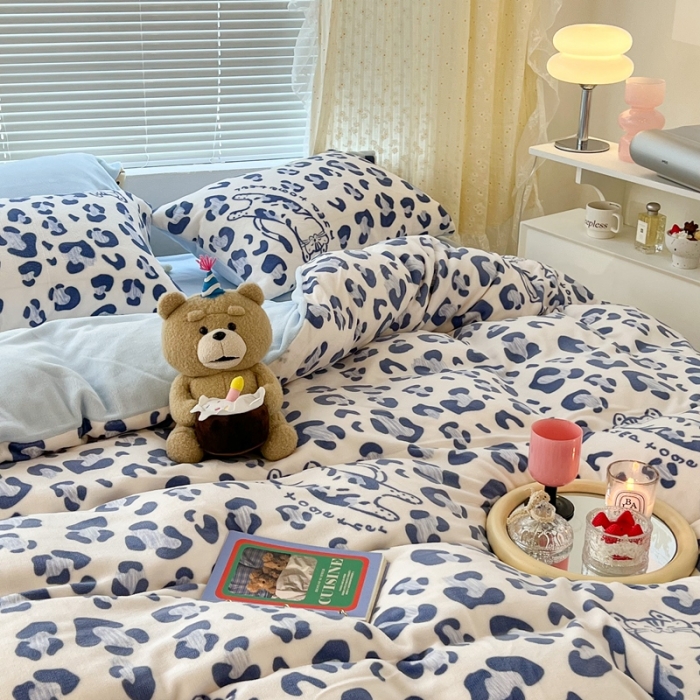 91家纺网 家纺一手货源 找家纺 昔可 2022新款牛奶绒卡通系列四件套 豹纹蓝猫
