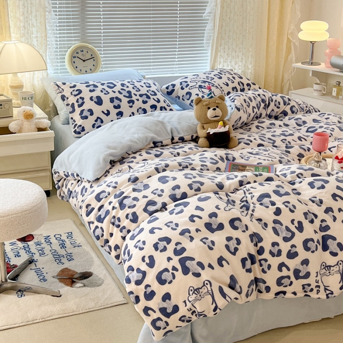 91家纺网 家纺一手货源 找家纺 昔可 2022新款牛奶绒卡通系列四件套 豹纹蓝猫