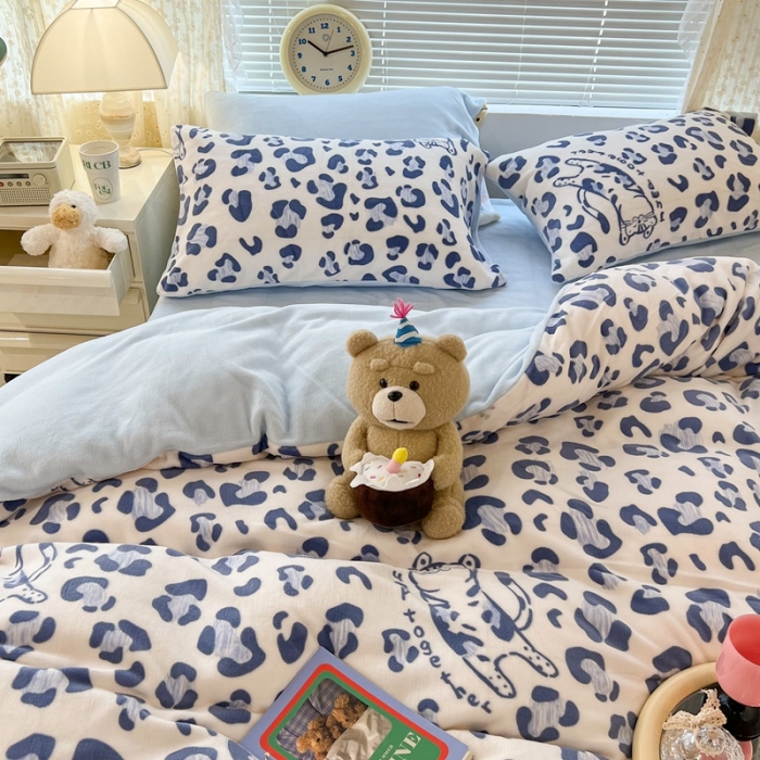 91家纺网 家纺一手货源 找家纺 昔可 2022新款牛奶绒卡通系列四件套 豹纹蓝猫