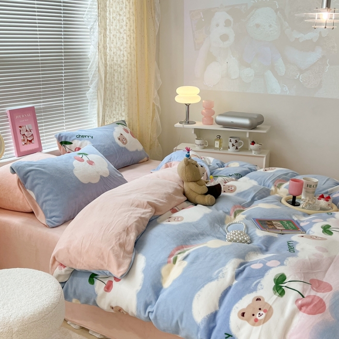 91家纺网 家纺一手货源 找家纺 昔可 2022新款牛奶绒卡通系列四件套 彩虹樱桃熊