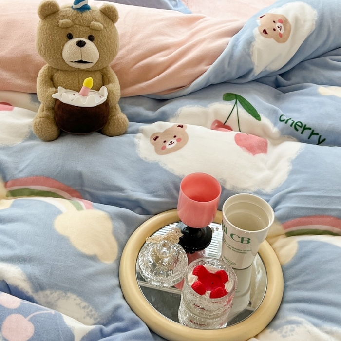 91家纺网 家纺一手货源 找家纺 昔可 2022新款牛奶绒卡通系列四件套 彩虹樱桃熊