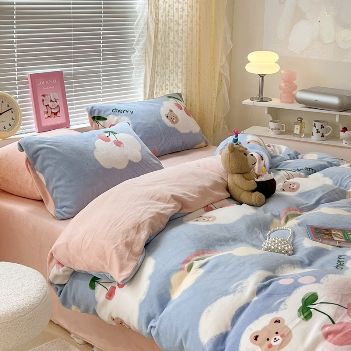 91家纺网 家纺一手货源 找家纺 昔可 2022新款牛奶绒卡通系列四件套 彩虹樱桃熊